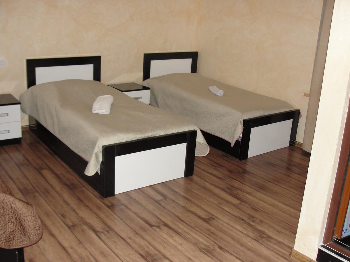 Guest House 26 Mestia Bagian luar foto
